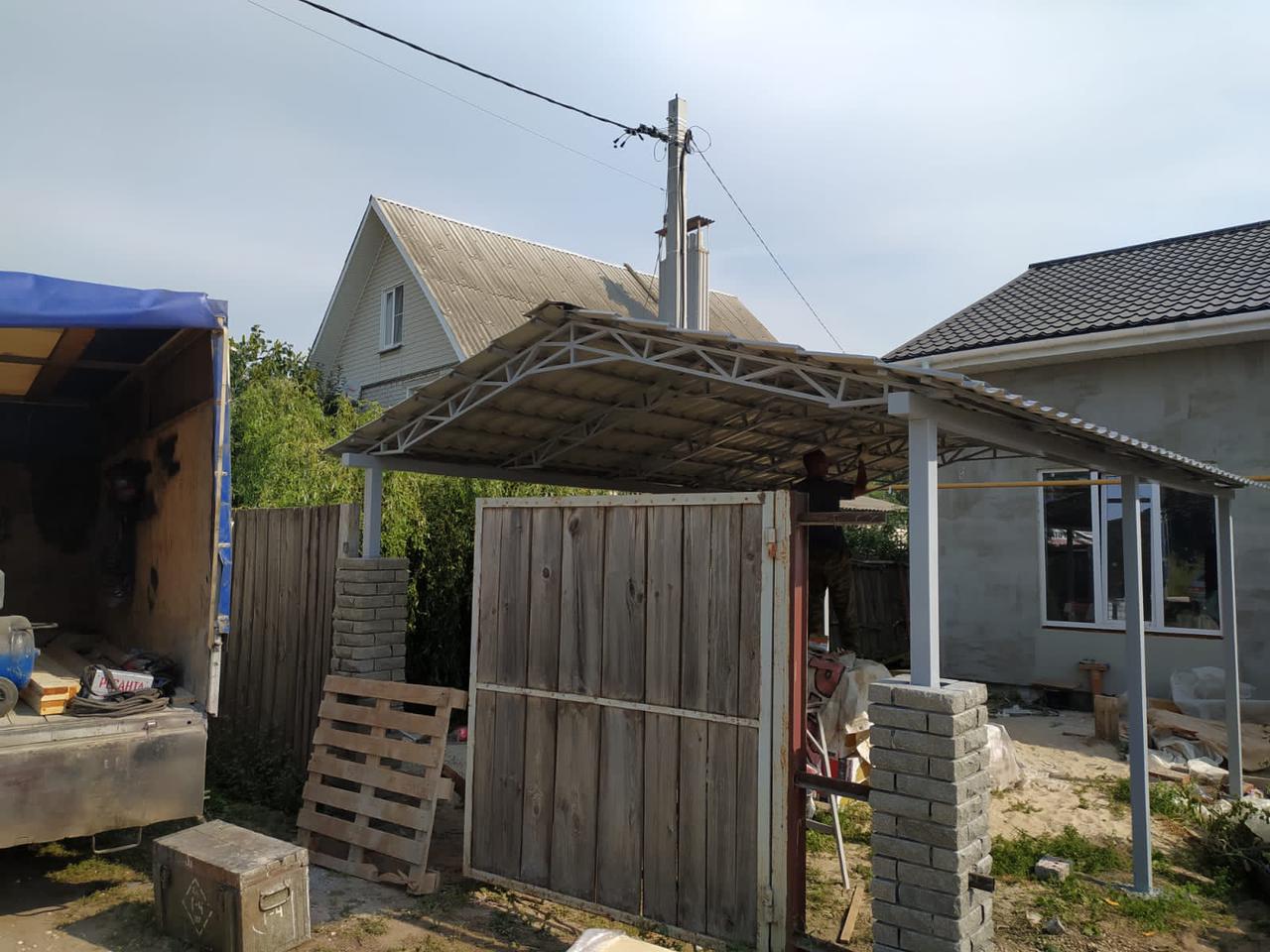 Металлический навес с непрозрачной кровлей