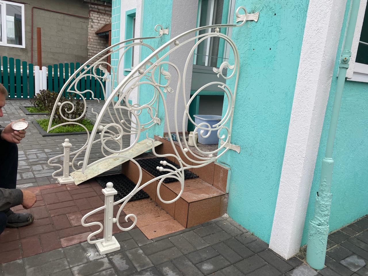 Как избежать визуального перегруза фасада: перила, балкон и входная группа в одном проекте в Юхнове